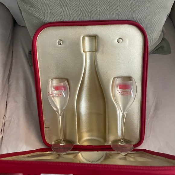 Piper Heidsieck bottle carrier with glasses. - Picture 4 of 4